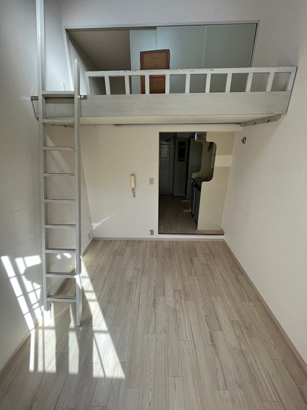 物件内観写真6　(開放的な寝室です)