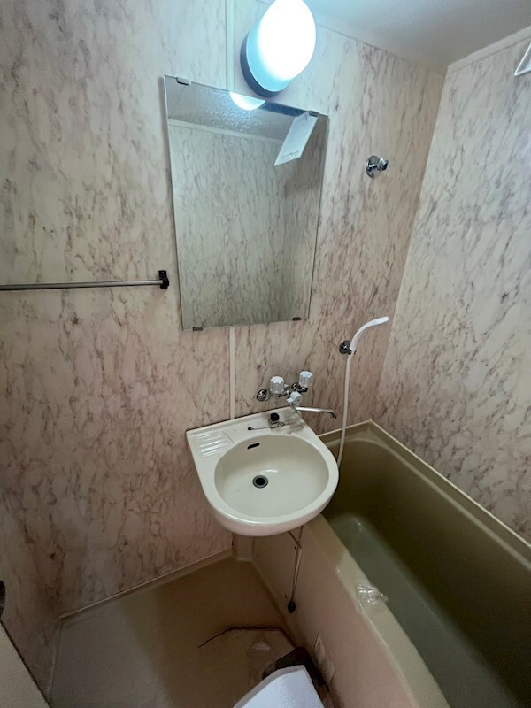 物件内観写真10　(独立洗面化粧台が付いています)