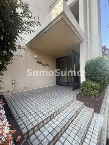 物件外観写真3　(ゆとりのあるエントランスです)