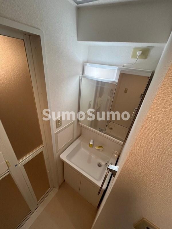 洗面・脱衣所(独立洗面台、朝の身支度には欠かせません)