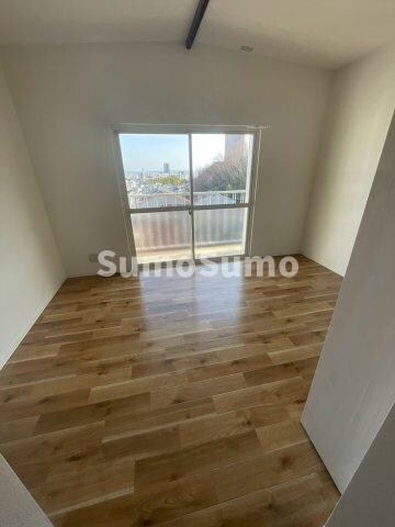 物件内観写真3　(落ち着いた色調の寝室です)