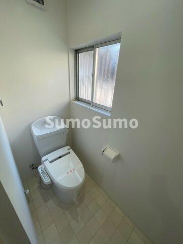 物件内観写真5　(落ち着いた色調のトイレです)