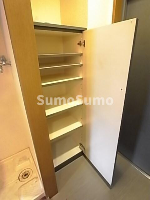 物件内観写真10　(大きなスペースがあり、収納には困りません)