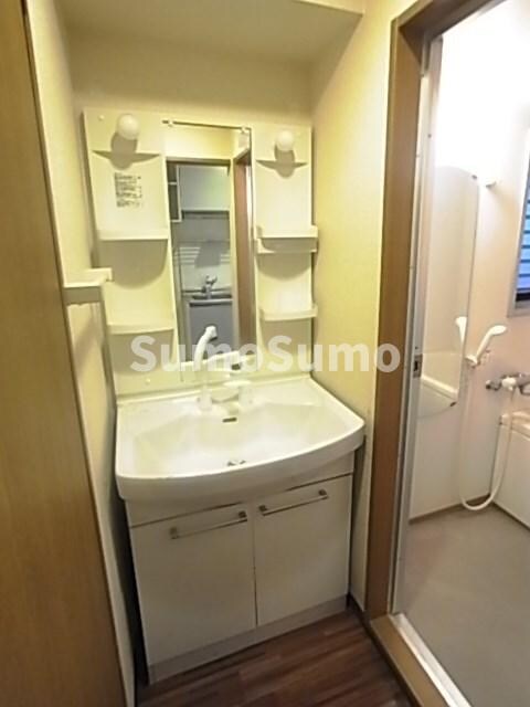 物件内観写真11　(独立洗面台あり、毎朝おしゃれに忙しい女性の方におすすめです)