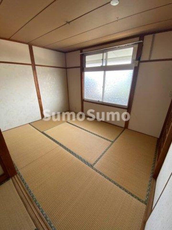 和室(和室ならではの温かな和の空間で寛ぎの時間を過ごせます)