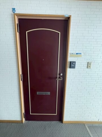 物件内観写真4　(明るい玄関です)