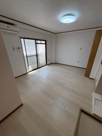 物件内観写真12　(こちらのリビングで趣味の時間をお楽しみください)