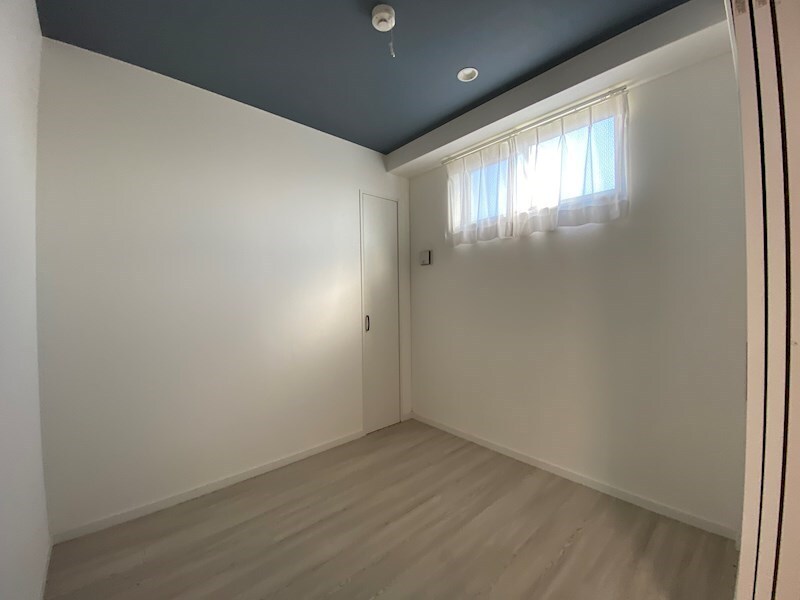 物件内観写真22　(開放的な寝室です)