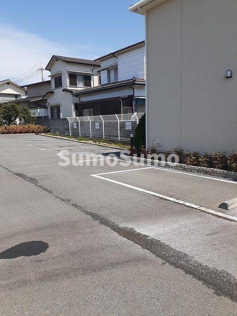 物件外観写真2　(駐車場があるので、車を買う予定の方も安心です)
