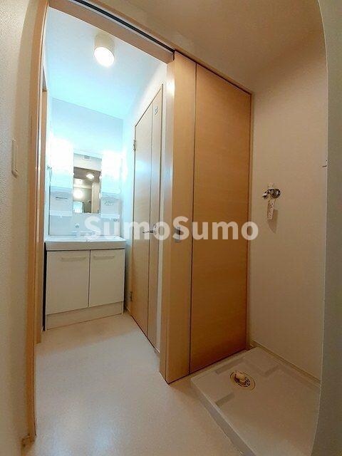 物件内観写真8　(明るい洗面所です)