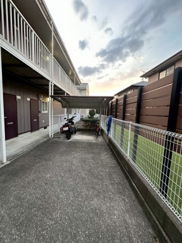 物件外観写真2　(車をお持ちの方に嬉しい駐車場付きの物件です)