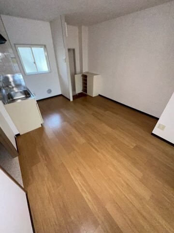 物件内観写真13　(こちらのリビングで趣味の時間をお楽しみください)