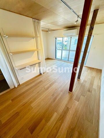 物件内観写真4　(こちらの居間で趣味の時間をお楽しみください)