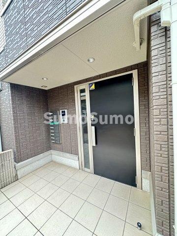 物件外観写真3　(落ち着いたエントランスです)