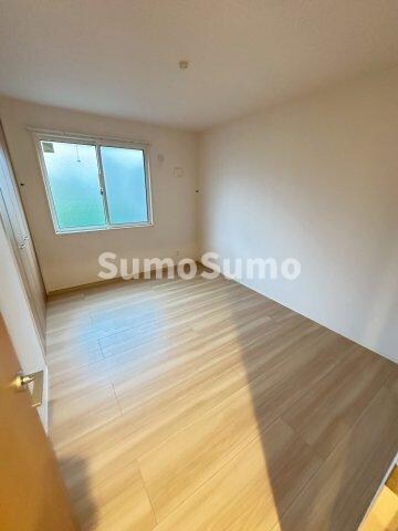 物件内観写真7　(開放的な寝室です)