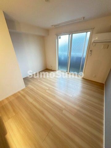 物件内観写真23　(落ち着いた色調の寝室です)