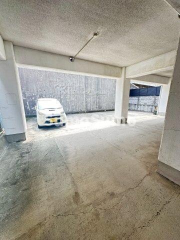 物件外観写真2　(駐車スペースもあります)