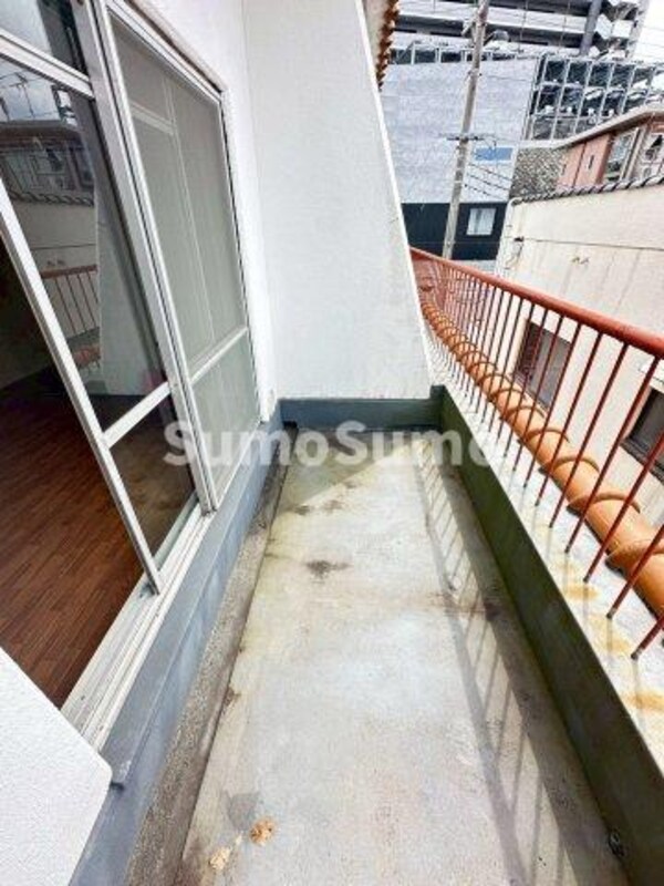 バルコニー(バルコニーからの眺めを楽しみながら食事をしませんか)