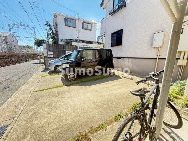 駐車場(車をお持ちの方に嬉しい駐車場付きの物件です)