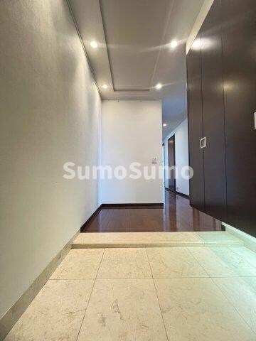 物件内観写真2　(明るい玄関です)