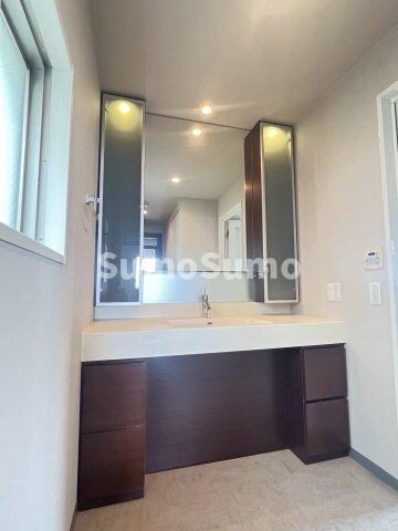 物件内観写真5　(朝の支度にも助かる、独立の洗髪洗面化粧台)