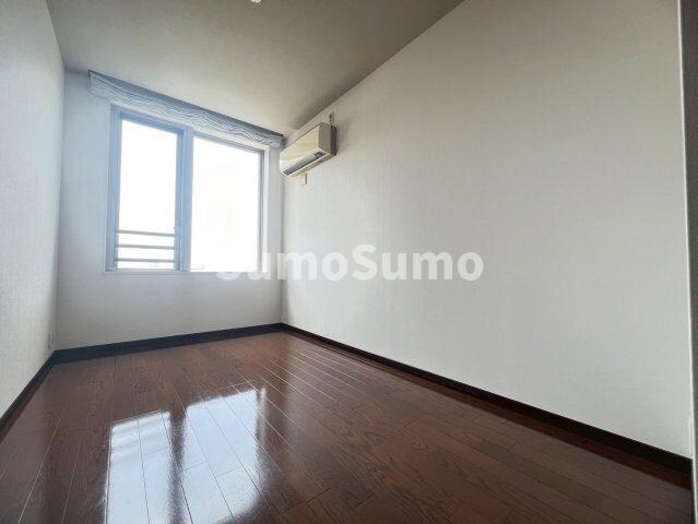 物件内観写真18　(広くて明るい寝室)