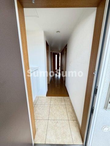 物件内観写真4　(収納もある玄関です)