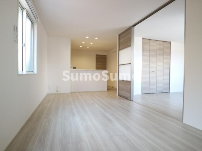 物件内観写真4　(ゆったりとした居間です)