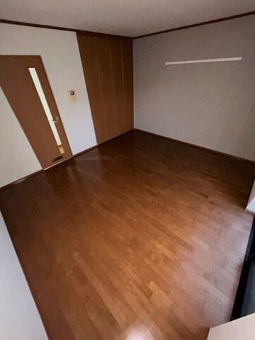 物件内観写真6　(落ち着いた色調の寝室です)