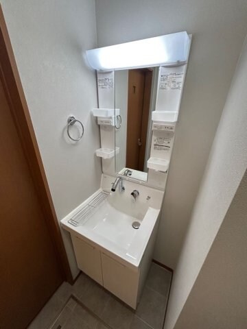 物件内観写真11　(コンパクトで使いやすい洗面所)