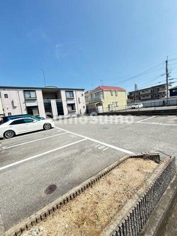 物件外観写真2　(車をお持ちの方に嬉しい駐車場付きの物件です)