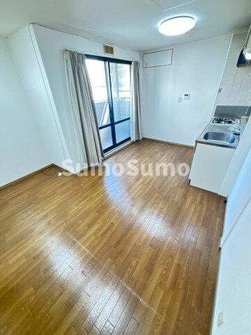 物件内観写真21　(こちらの居間で趣味の時間をお楽しみください)