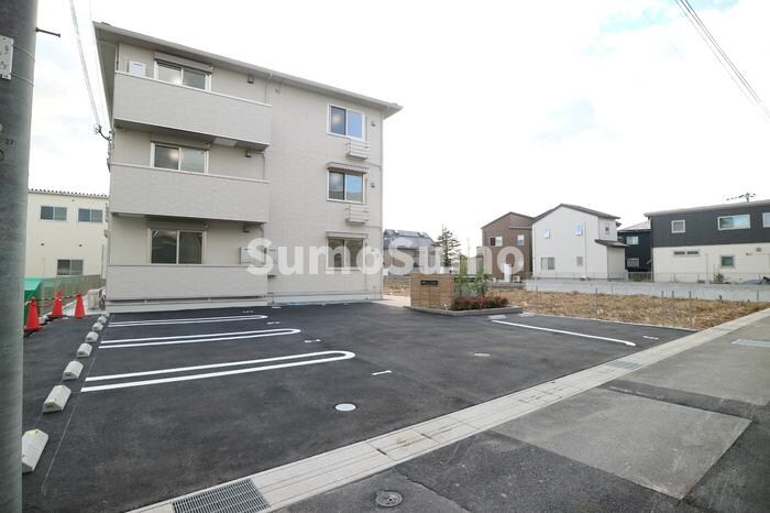 物件外観写真2　(駐車場完備です)