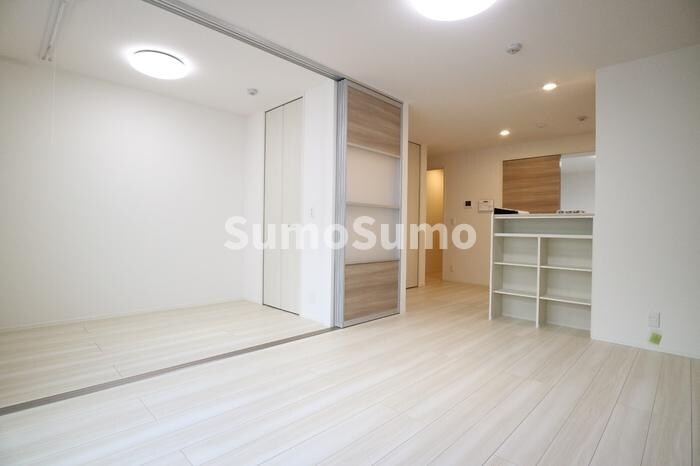 物件内観写真4　(ゆったりとした居間です)