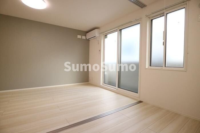 物件内観写真6　(ゆったりとしたリビングです)