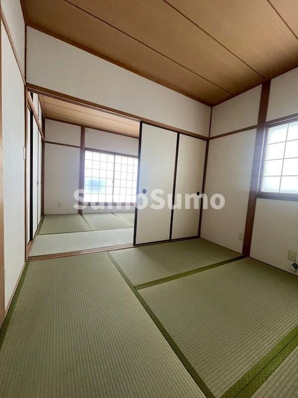 寝室(落ち着いた色調の寝室です)