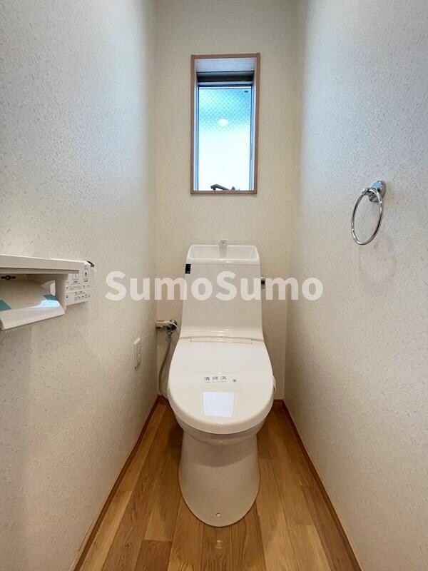 トイレ(落ち着いた色調のトイレです)