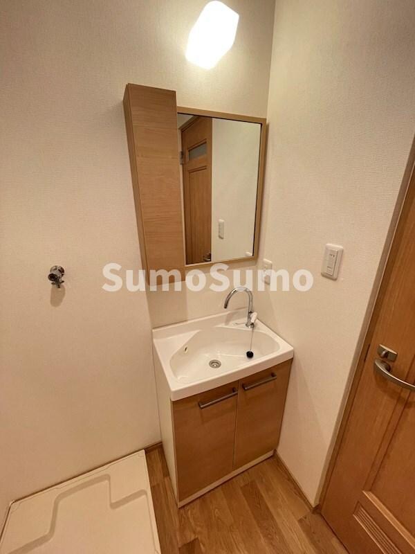 物件内観写真11　(独立洗面台、朝の身支度には欠かせません)