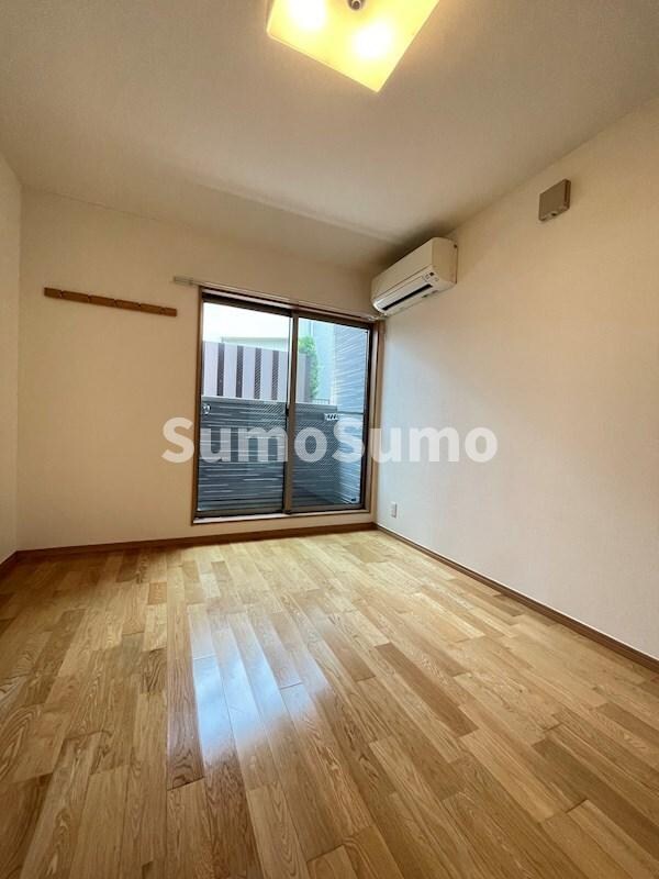 物件内観写真22　(落ち着いた色調の洋室です)