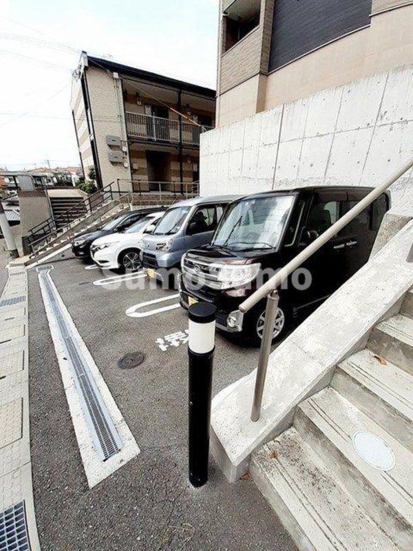 駐車場(駐車場があるので、車を買う予定の方も安心です)
