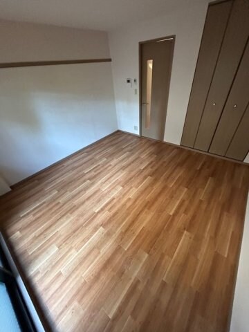 物件内観写真6　(広くて明るい寝室)