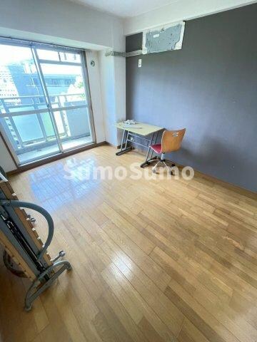 物件内観写真5　(こちらのリビングで趣味の時間をお楽しみください)