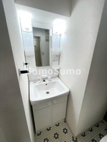 物件内観写真10　(明るい洗面所です)