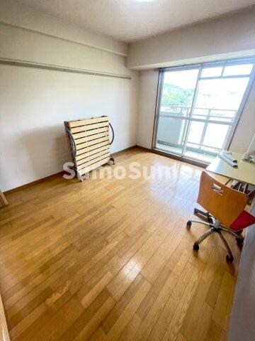 物件内観写真18　(こちらの居間で趣味の時間をお楽しみください)