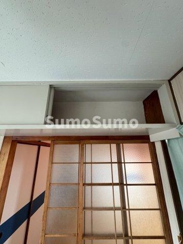 物件内観写真18　(明るい色調の室内です)