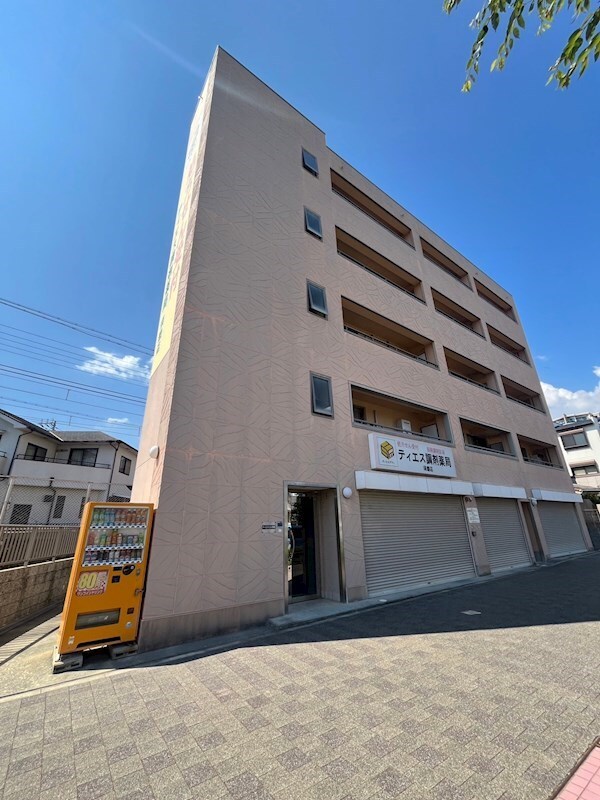 物件外観写真1　(外観は落ち着いています)