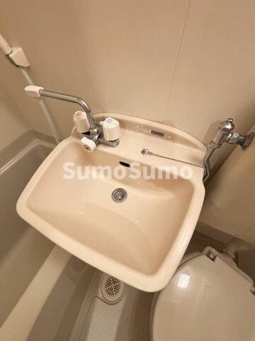 物件内観写真9　(ゆったりとスペースのある洗面所)