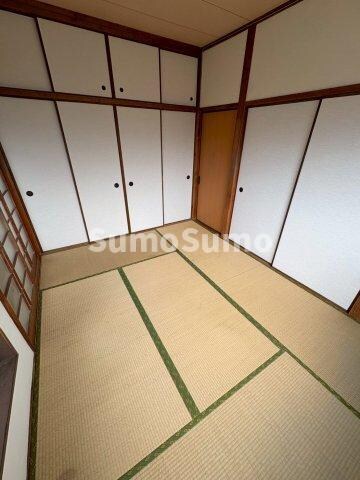 物件内観写真5　(広くて明るい寝室)