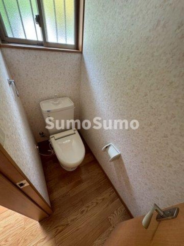 トイレ(落ち着いた色調のトイレです)