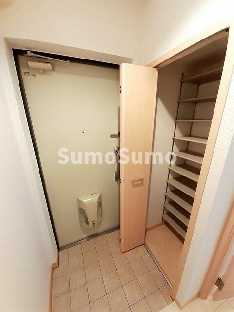 物件内観写真3　(明るい玄関です)